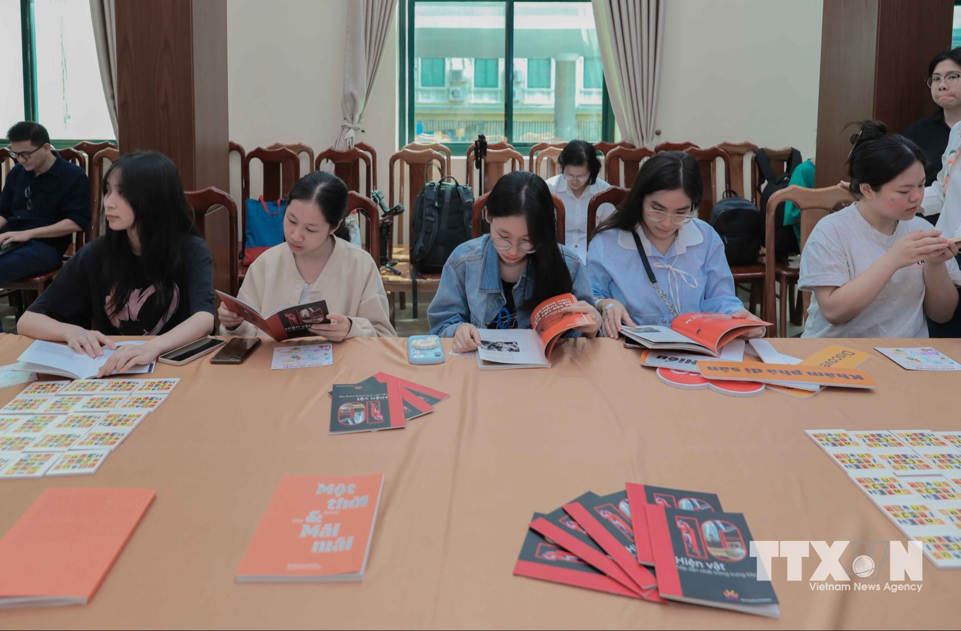 Ấn phẩm “Một thời và mãi mãi” tích hợp mã QR, cho phép khách tham quan quét để dễ dàng đọc, tìm hiểu thông tin chi tiết về các hiện vật lịch sử một cách trực quan. (Ảnh: Phan Phương/TTXVN)